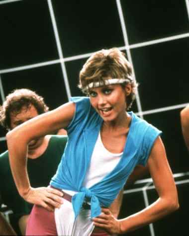 Olivia Newton-John trug ein Stirnband und einen Trikotanzug für das Video ihres Hits „Physical“ von 1981.