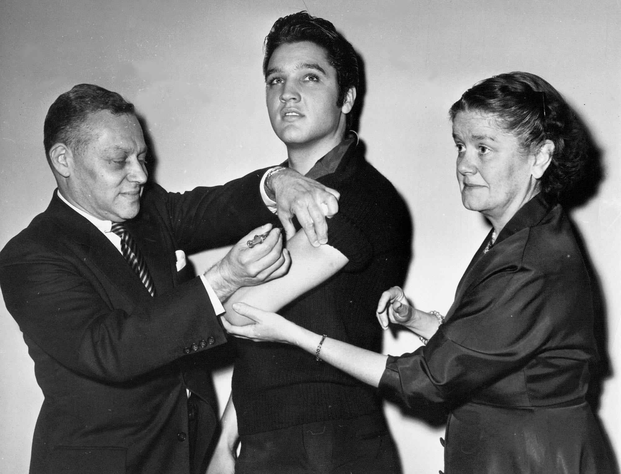 Elvis Presley erhält Polio-Impfung