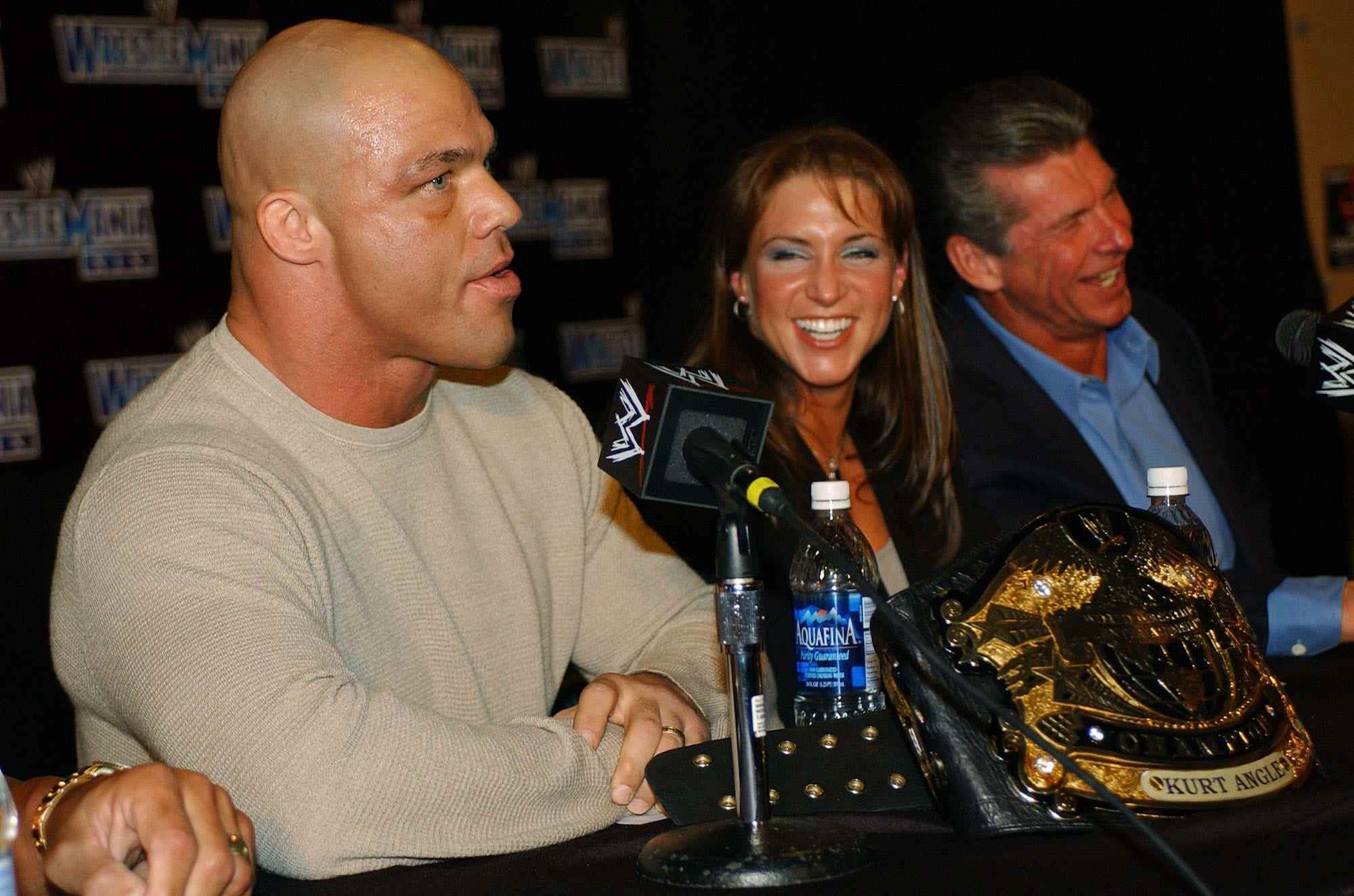 Kurt Angle mit Stephanie McMahon und Vince McMahon.