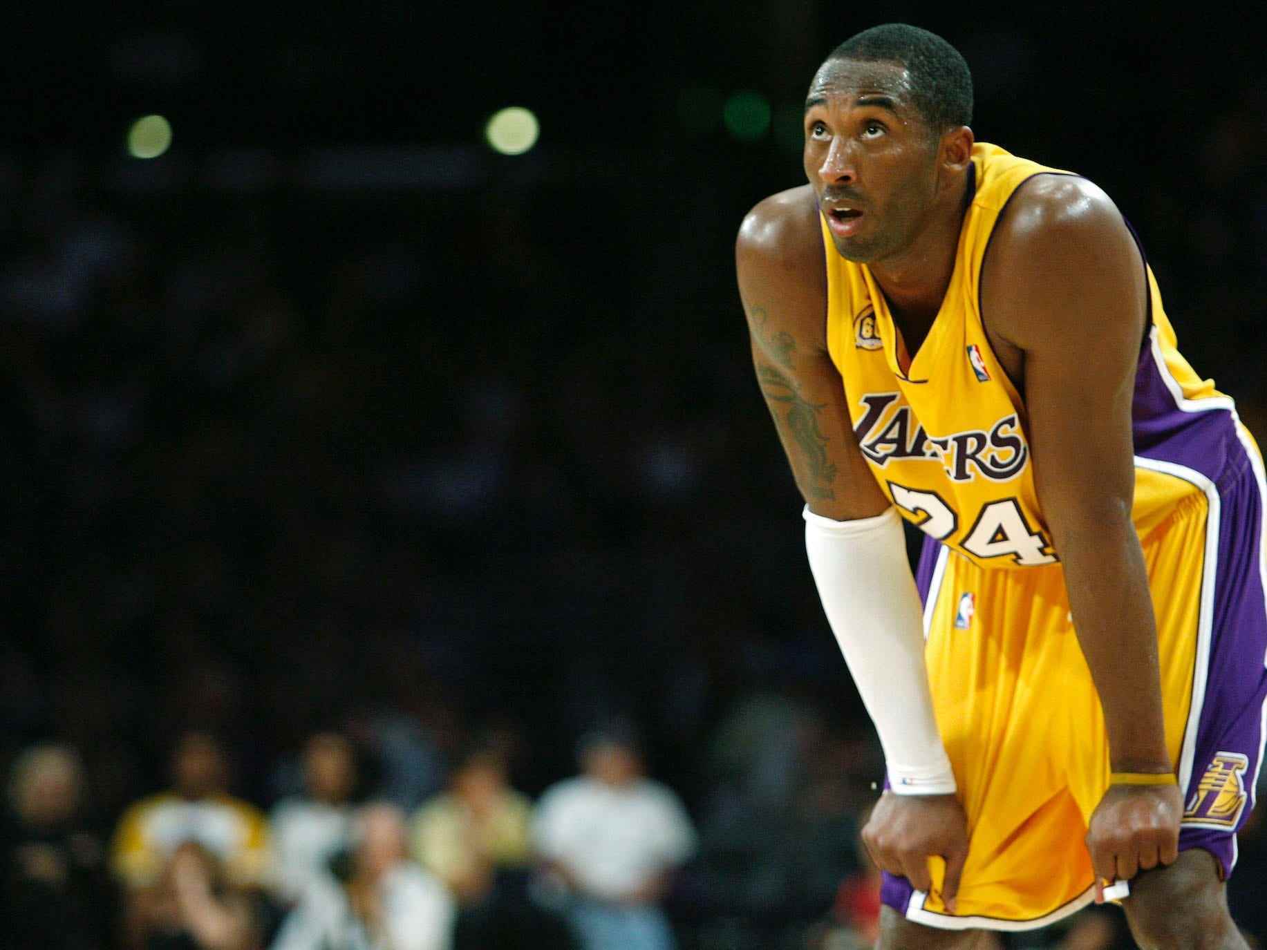 Kobe Bryant legt 2007 während eines Spiels die Hände auf die Knie und blickt nach oben.