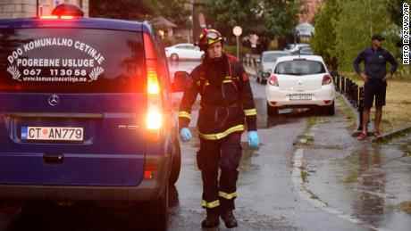 Ein Feuerwehrmann geht am Freitag, den 12. August 2022, an einem Leichenwagen am Ort des Angriffs in Cetinje vorbei, 36 Kilometer (22 Meilen) westlich von Podgorica, Montenegro. 