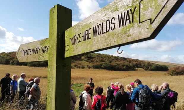 Wandern Sie auf dem Yorkshire Wolds Way Der 127 km lange Yorkshire Wolds Way, der sich von der Humber-Mündung entlang bewaldeter Hänge und durch ruhige Täler nach Norden bis nach Filey Brigg an der Küste erstreckt, wird dieses Jahr 40 Jahre alt.  Ein neuer Fab at Forty-Führer hilft Ihnen bei der Auswahl des Abschnitts, den Sie gehen möchten.