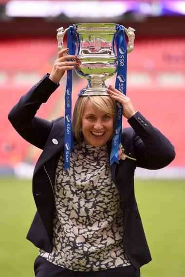 Chelsea-Managerin Emma Hayes feiert mit der Trophäe im Wembley-Stadion, nachdem ihre Mannschaft Notts County mit 1:0 besiegt und das FA-Cup-Finale der Frauen 2015 gewonnen hat.