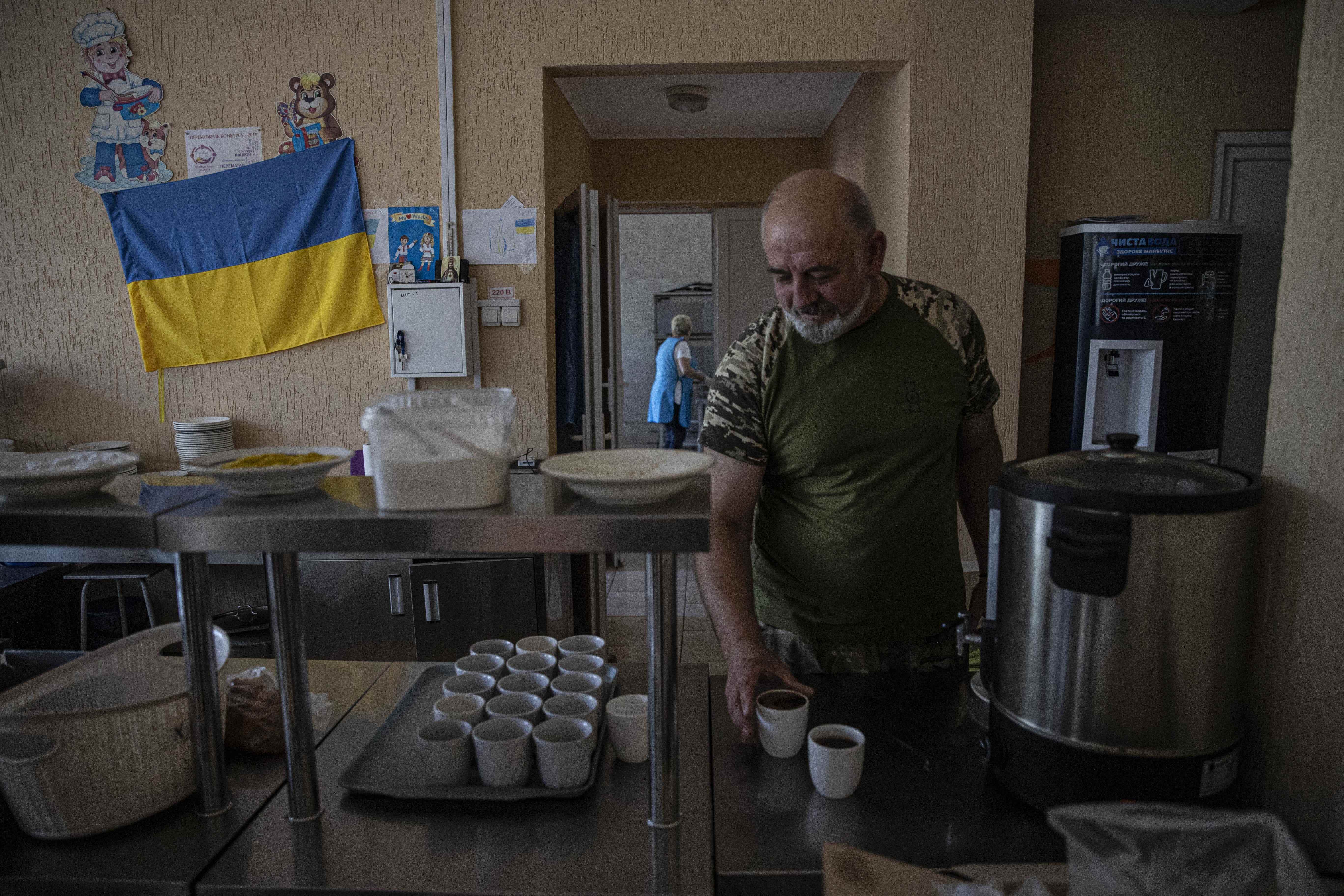 Ukrainische Soldaten von Artillerie-Batterien an der Front in Cherson werden am 15. Juli 2022 im Militärversammlungszentrum in Cherson, Ukraine, gesehen.