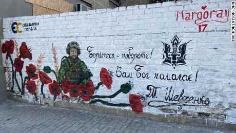 An einer Wand im Dorf Pokrovske ist ein Wandbild zu sehen, das ukrainische Soldaten unterstützt.