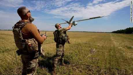 Ukrainische Soldaten starten eine Drohne an der Südfront.