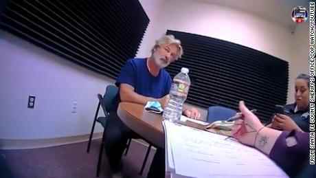 Video von Alec Baldwins erstem Interview nach tödlichen Schüssen auf 'Rust'  Set von Ermittlern freigegeben