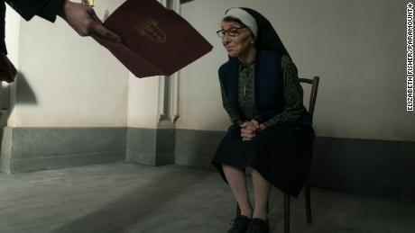 Andrea Martin als Schwester Andrea, eine Nonne, deren geringe Größe ihre heftige spirituelle Hingabe widerlegt.