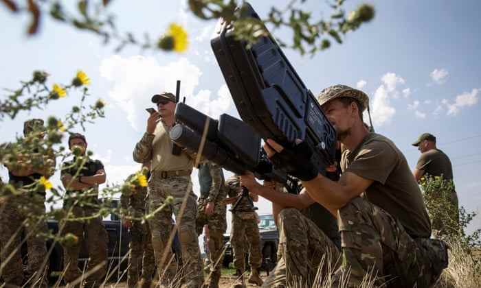 Ukrainische Soldaten halten Drohnenabwehrkanonen in der Hand, als sie am 14. August an einer Trainingsübung unweit der Frontlinie in der Region Mykolajiw in der Ukraine teilnehmen.
