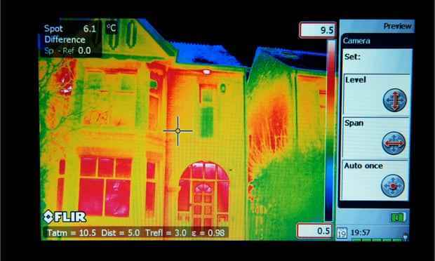 Wärmeverlust einer Immobilie, gesehen durch eine Infrarotkamera