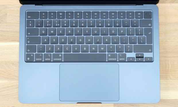 Ein Foto, das das Deck des MacBook Air einschließlich Trackpad und Tastatur zeigt.