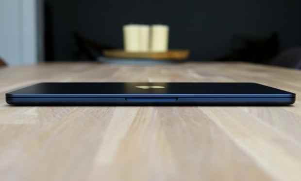 Das MacBook Air M2 geschlossen auf einem Tisch, der die Fingerlippe zeigt, mit der der Deckel geöffnet wird.