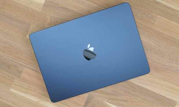 Der geschlossene Deckel des MacBook Air M2 zeigt einen blauen Farbton in der Mitternachtsfarbe.
