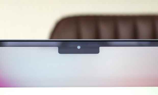 Ein Foto der Webcam des MacBook Air M2, das in der Mitte einer Kerbe oben auf dem Bildschirm platziert ist.