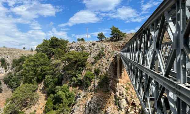 Die Brücke zwischen Aradena und Samaria.