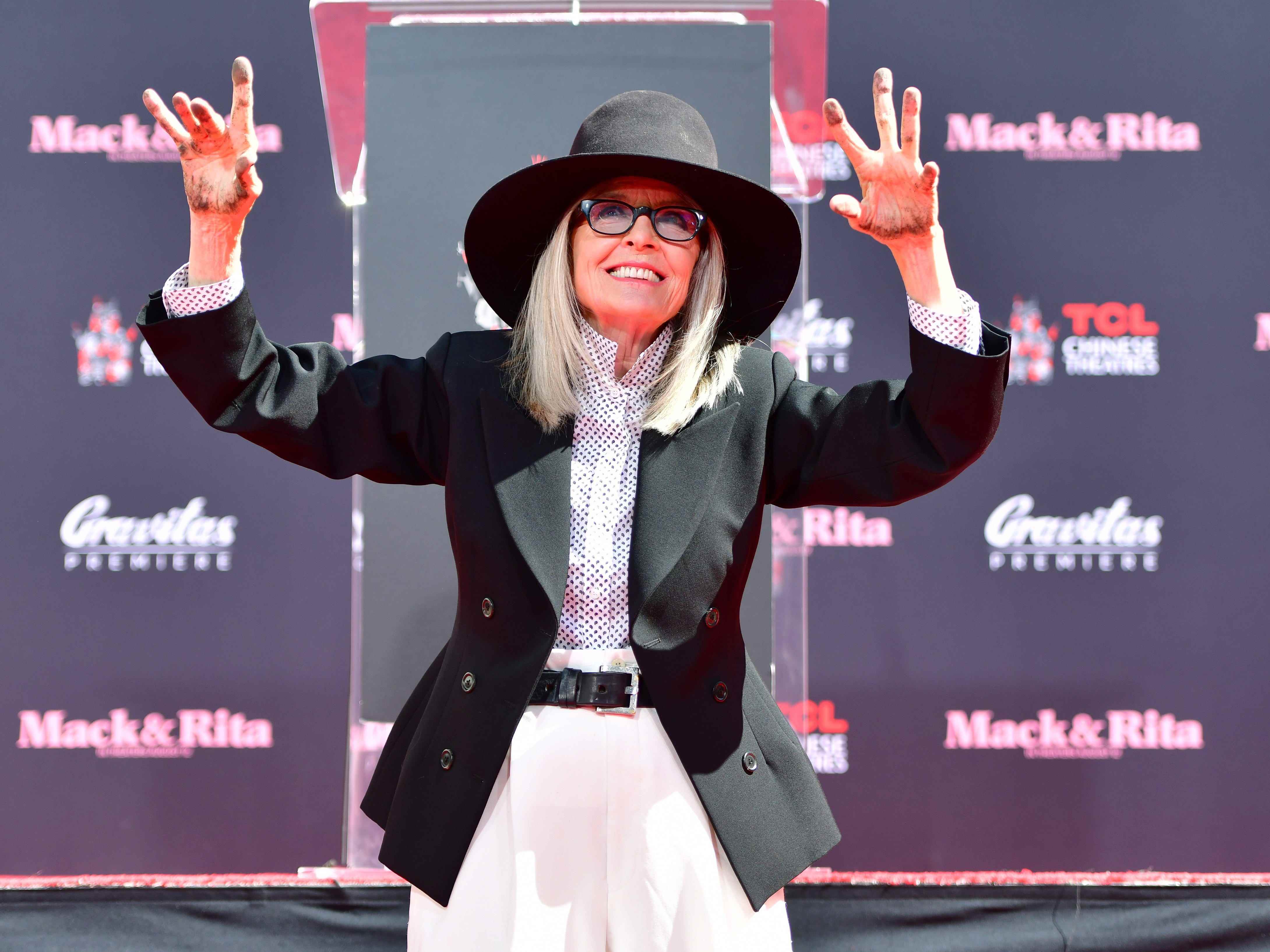 Diane Keaton nimmt am 11. August 2022 an der Hand- und Fußabdruckzeremonie in Zement teil.