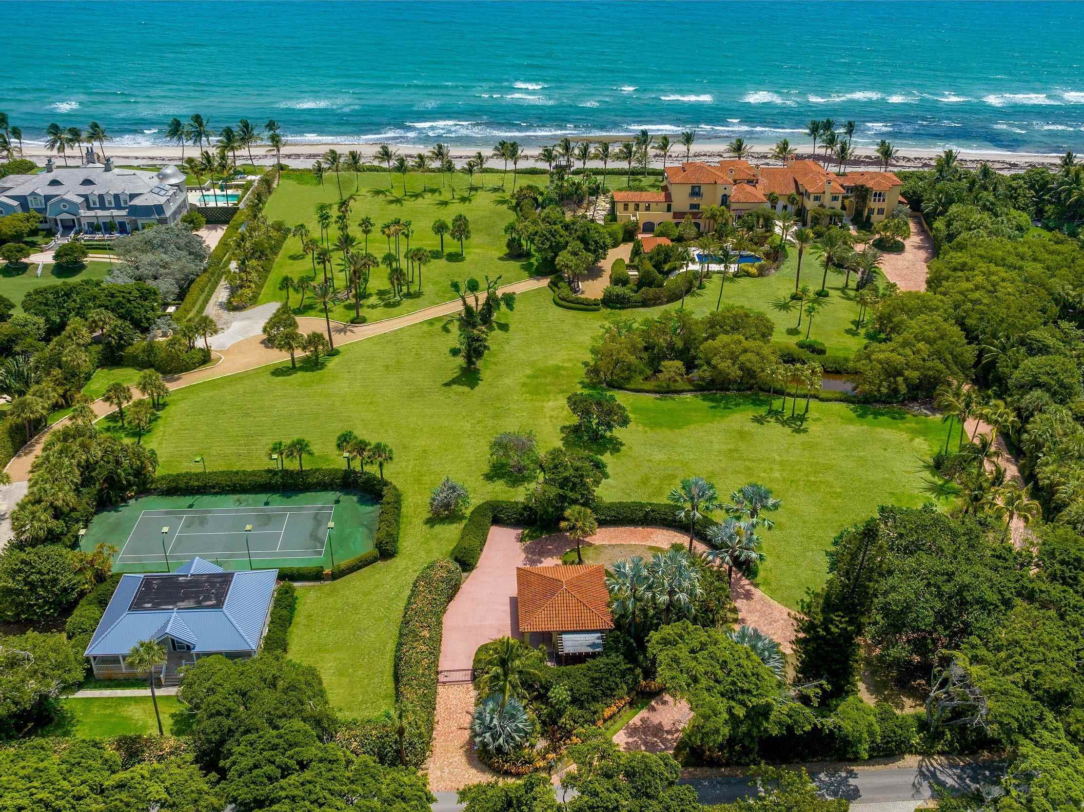 Luftaufnahme des Anwesens von Larry Ellison in Florida mit Herrenhaus, Tennisplatz, Pool und Meer im Blick