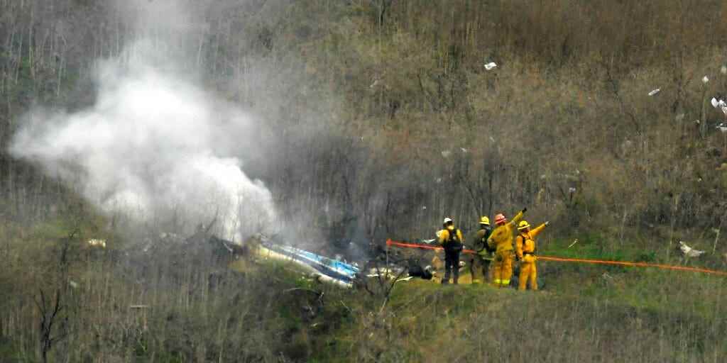 Feuerwehrleute arbeiten am Ort eines Hubschrauberabsturzes, bei dem der ehemalige NBA-Basketballstar Kobe Bryant am 26. Januar 2020 in Calabasas, Kalifornien, starb.