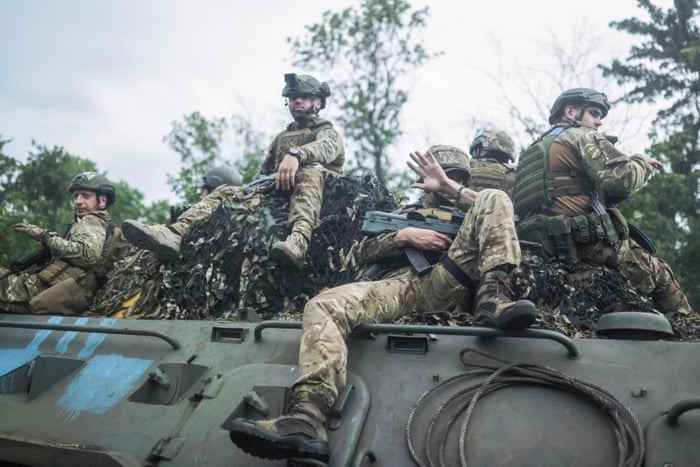 Ukrainische Soldaten reisen auf einem Rad-BTR-Kampffahrzeug in der Nähe von Bachmut in der Region Donezk in der Ukraine.
