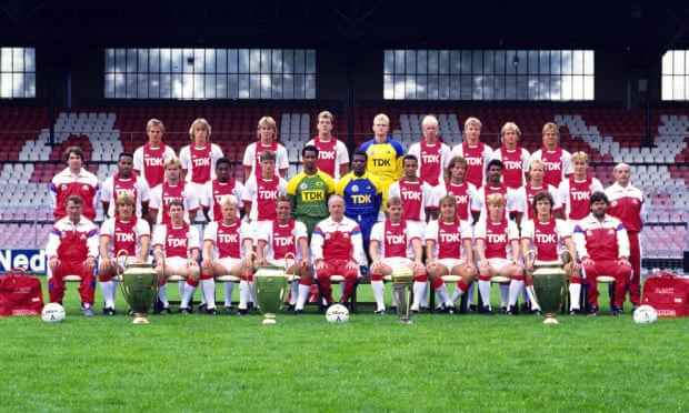 Die Ajax-Mannschaft von 1988-89 – darunter Dennis Bergkamp, ​​die Brüder De Boer, Danny Blind, Arnold Muhren und Jan Wouters – die in der Eredivisie Vizemeister hinter PSV wurde.