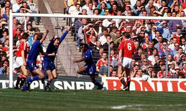 Oldhams Earl Barrett (Mitte) feiert sein Tor im epischen Halbfinale des FA Cup gegen Manchester United im Jahr 1990