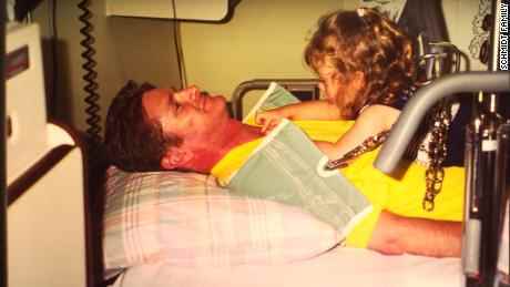Schmidts Tochter besucht ihn nach seinem Unfall im Krankenhaus.