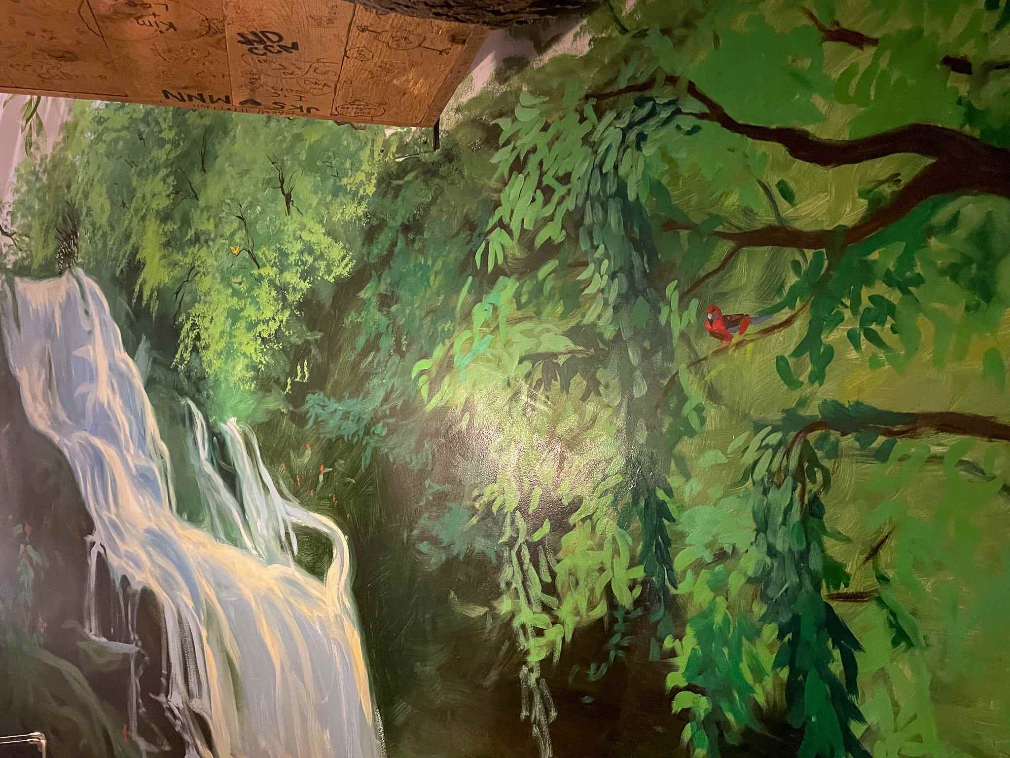 Das Regenwald-Wandbild im Themen-Hotelzimmer.