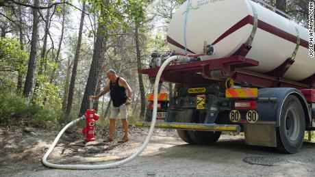 Daniel Martel füllt einen Wasserwagen, der von den örtlichen Behörden im Dorf Seillans gekauft wurde, um die Stauseen in einem Bezirk aufzufüllen, dem das Leitungswasser ausgegangen ist.                            