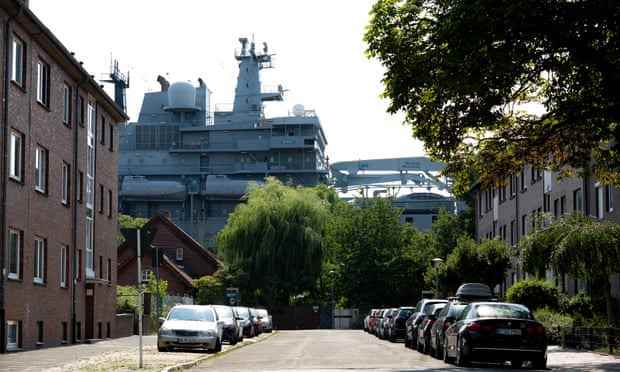 Das Nachschubschiff Berlin der Deutschen Marine ist in einem Stadtteil in Wilhelmshaven abgebildet.