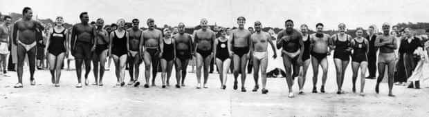 Brenda Fisher, fünfte von links, mit Teilnehmern des Kanalrennens von 1951 am Cap Gris Nez in Frankreich.