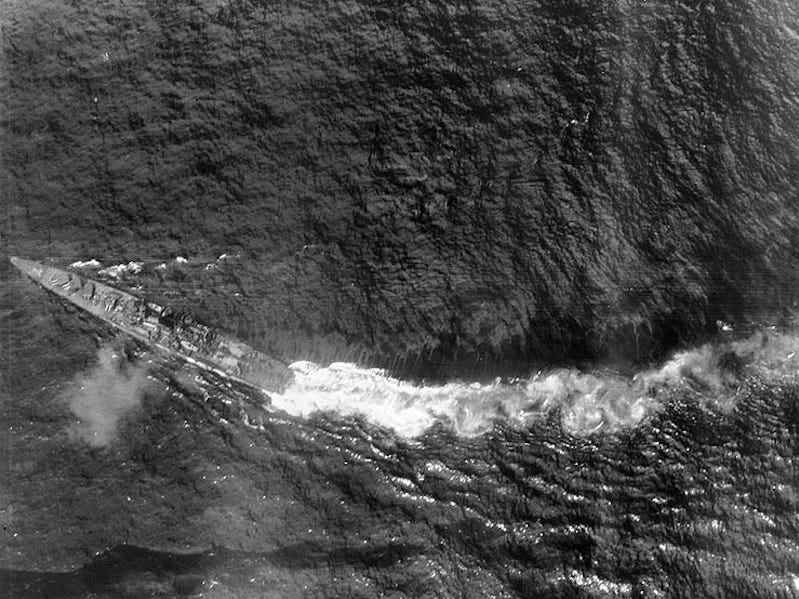 Der japanische Kreuzer Chikuma kämpft vor dem Golf von Samar Leyte