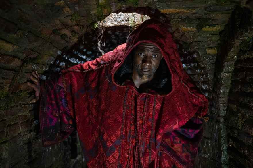 Idris Elba als Dschinn in Dreitausend Jahren Sehnsucht