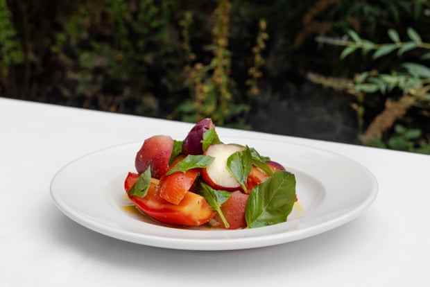 „Gefährlich einfach“: Updowns Pfirsich-Tomaten-Salat.