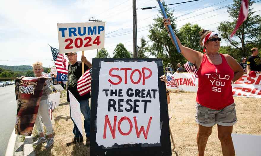 Trump-Anhänger versammeln sich in der Nähe des Trump National Golf Club in Bedminster, New Jersey.