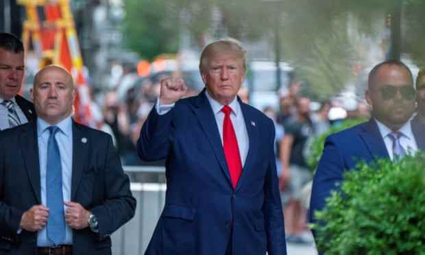 Donald Trump verlässt den Trump Tower in New York City, zwei Tage nachdem FBI-Agenten Mar-a-Lago durchsucht hatten.