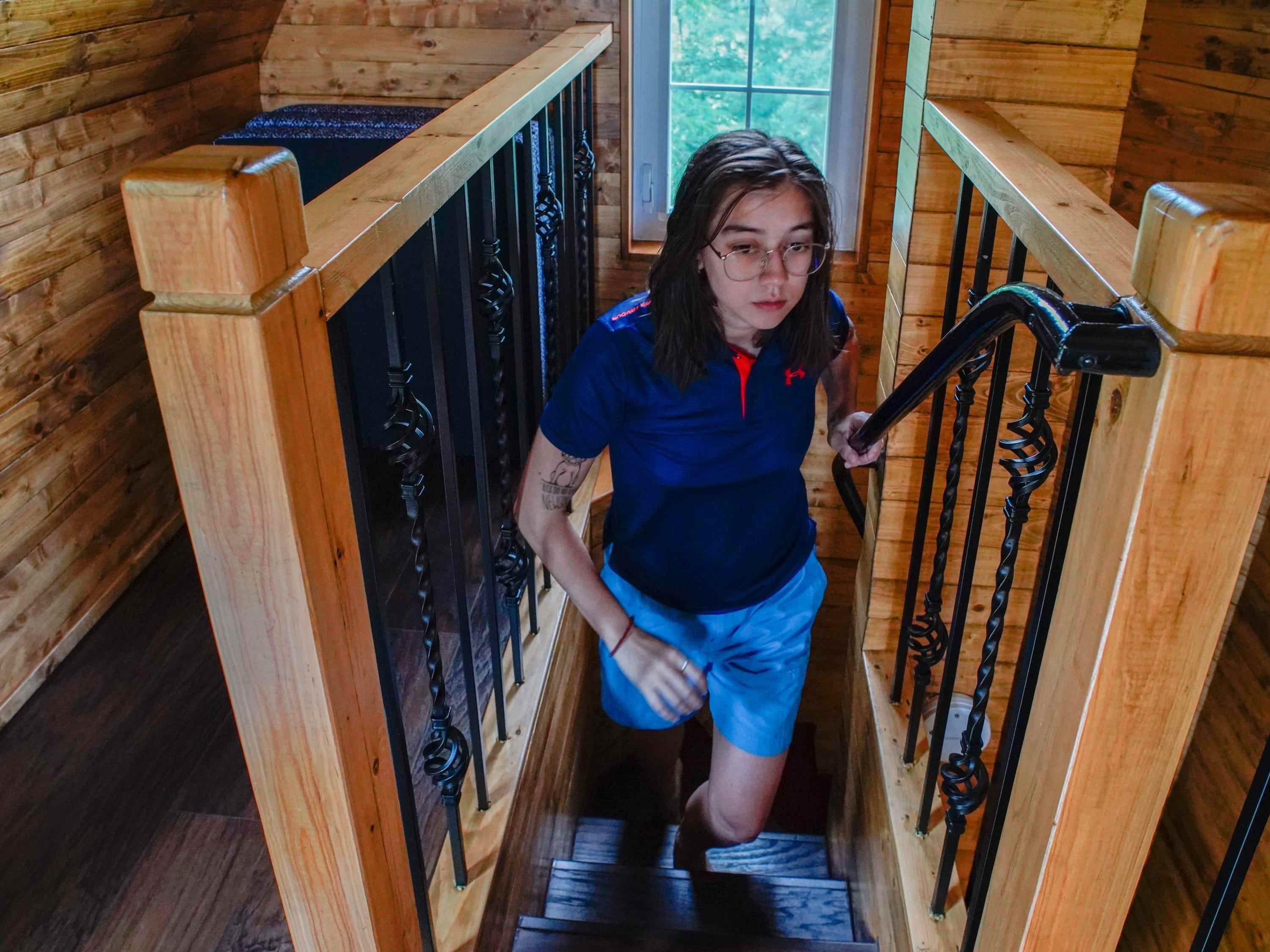 Der Autor geht im Baumhaus die Treppe hinauf