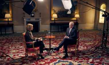 Prinz Andrew (rechts) wird im November 2019 von Emily Maitlis von der BBC im Buckingham Palace interviewt.