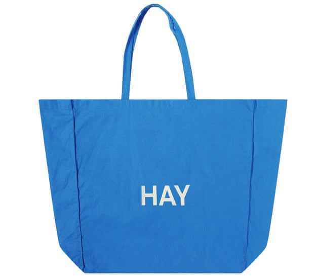 Blaue Tasche mit dem Wort „Hay“ darauf