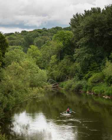 Kanu auf dem Fluss Severn im Severn Valley Country Park.  Alveley.  Shropshire.  Vereinigtes Königreich.