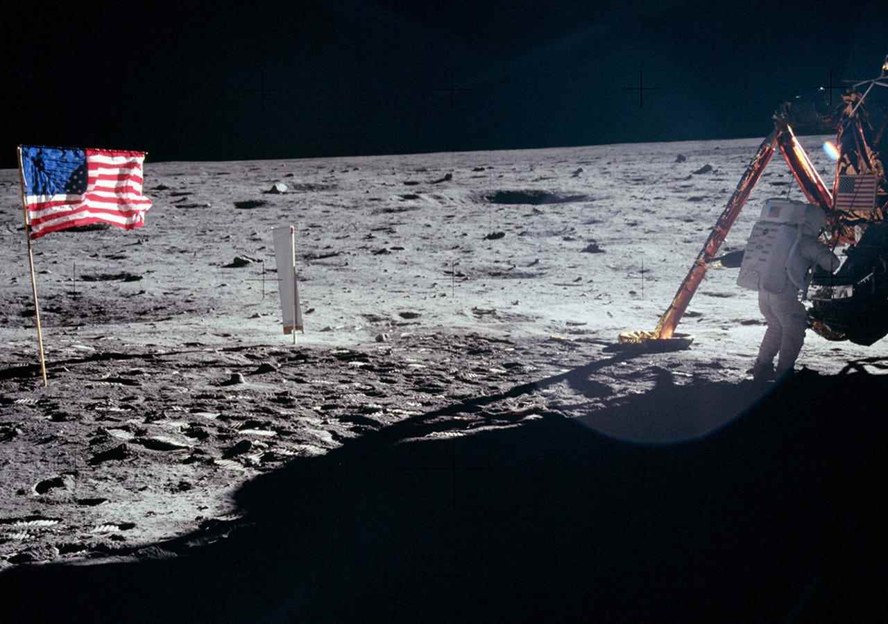 Der Apollo-11-Astronaut Neil Armstrong, der als erster Mensch den Mond betrat, steht im Juli 1969 in der Nähe der Mondlandefähre (LM) „Eagle“.