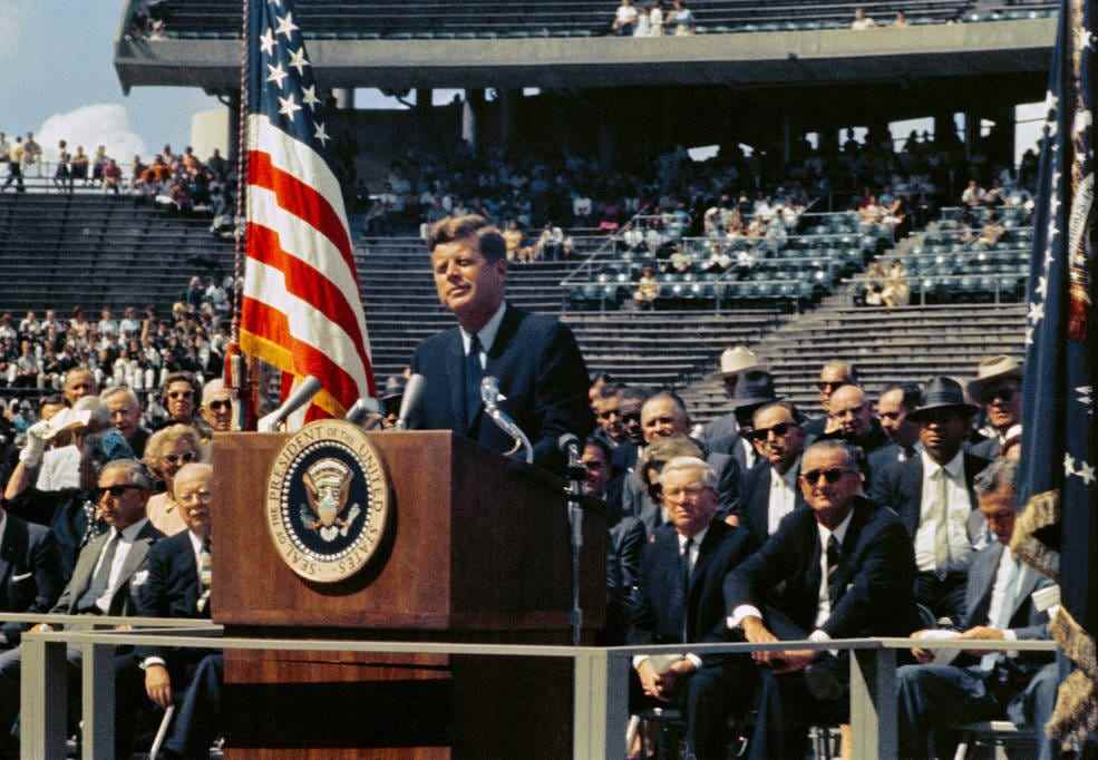 Präsident John F. Kennedy spricht vor einer Menschenmenge im Stadion der Rice University in Houston und bekräftigt seine Unterstützung für das amerikanische Weltraumprogramm, einschließlich der Landung eines Mannes auf dem Mond.