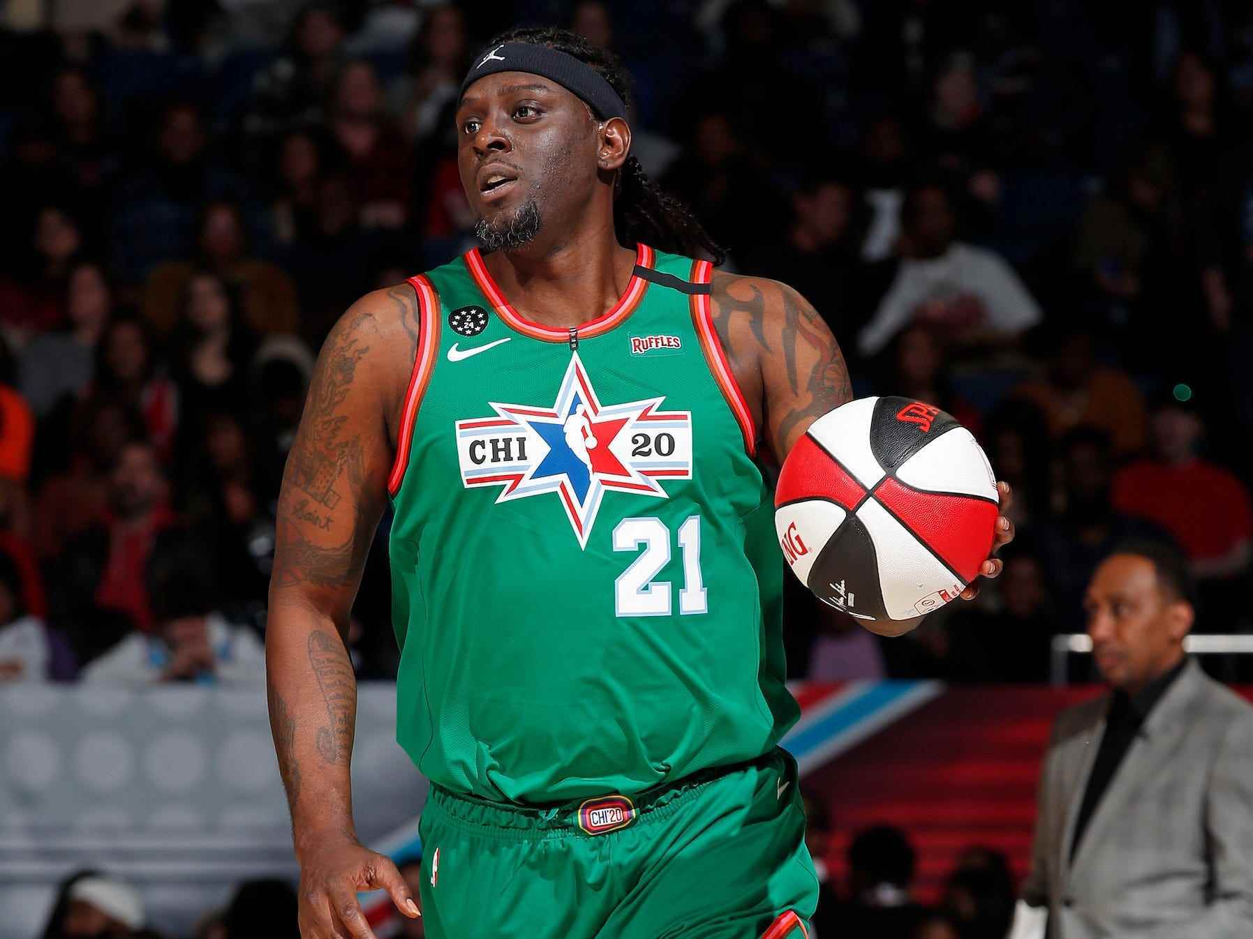 Darius Miles dribbelt den Ball während des NBA All-Star Celebrity Game im Jahr 2020.