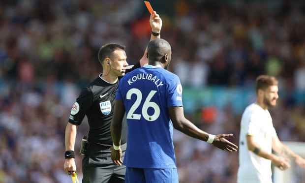 Kalidou Koulibaly wird von Stuart Attwell mit 3: 0-Rückstand von Chelsea vom Platz gestellt