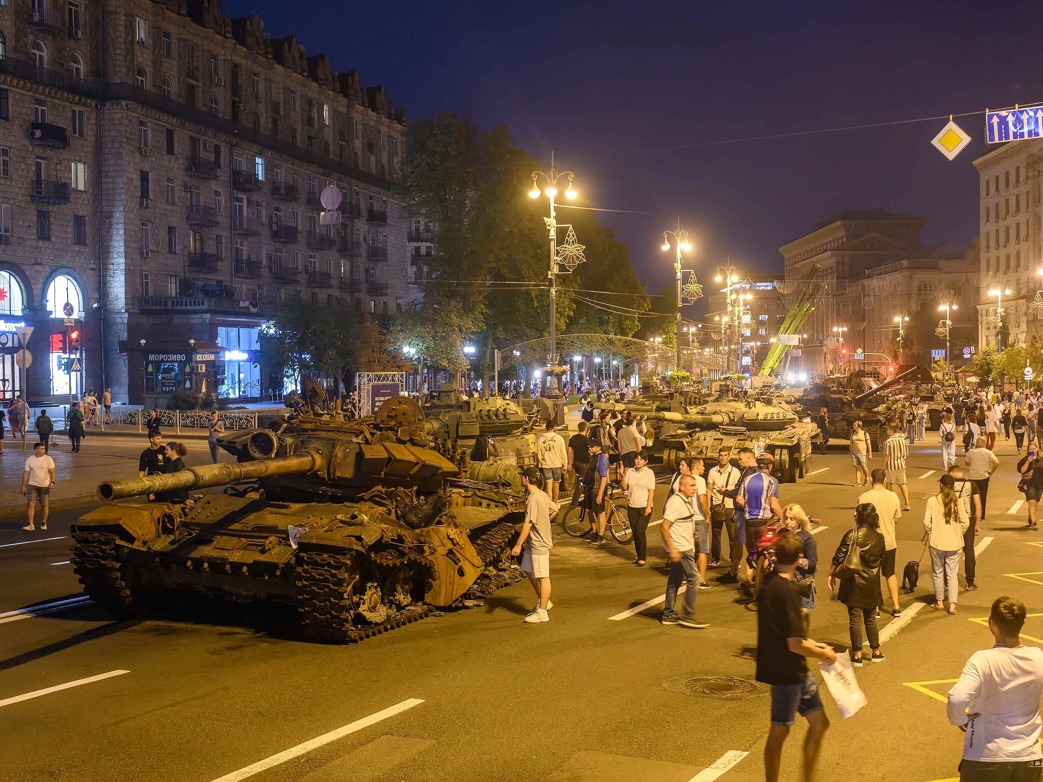 Einwohner von Kiew besuchen die Ausstellung zerstörter russischer Militärfahrzeuge in der Chreschtschatyk-Straße im Zentrum von Kiew, Ukraine, 20. August 2022