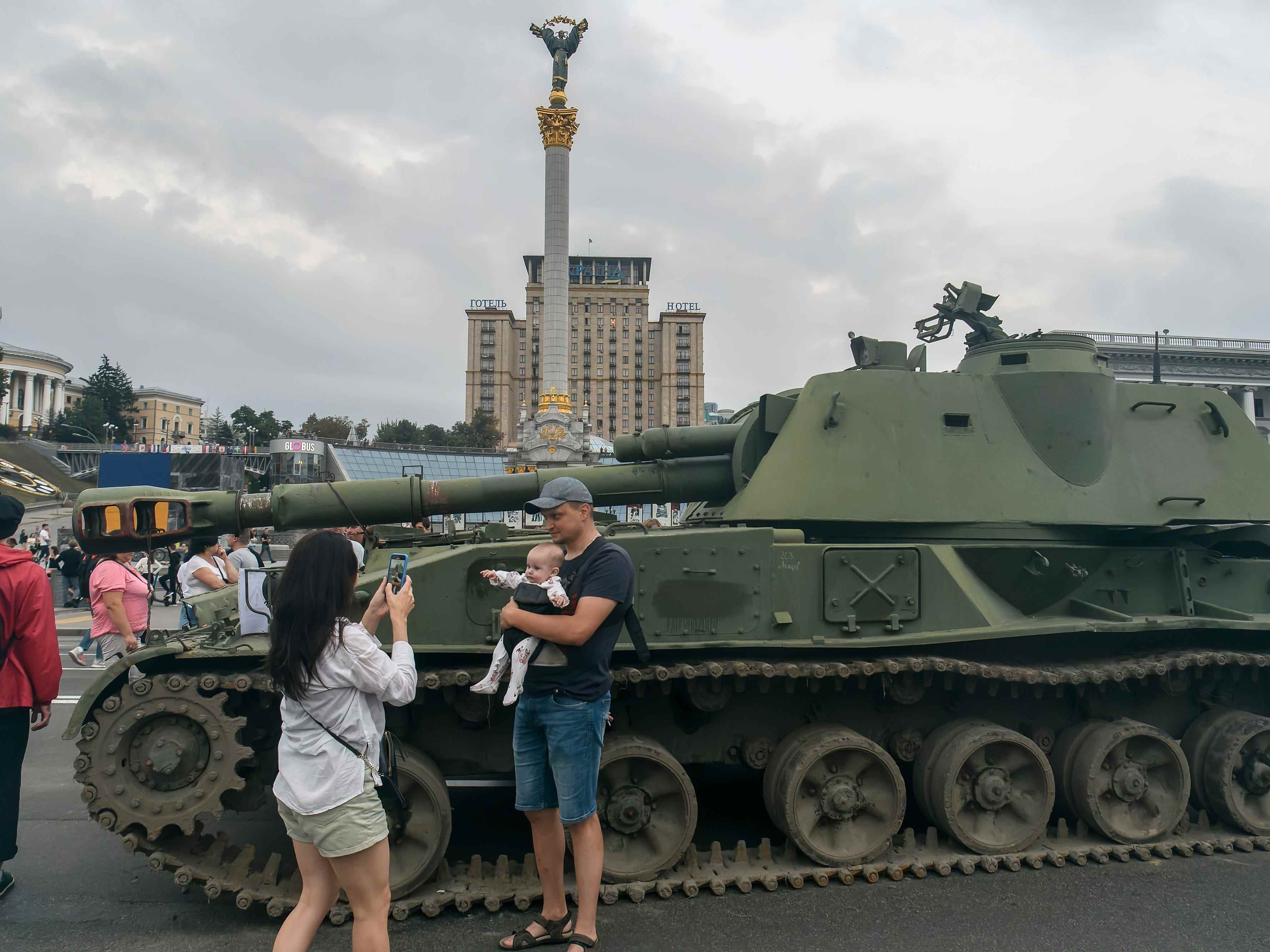 Einwohner von Kiew besuchen die Ausstellung zerstörter russischer Militärfahrzeuge in der Chreschtschatyk-Straße im Zentrum von Kiew, Ukraine, 20. August 2022.