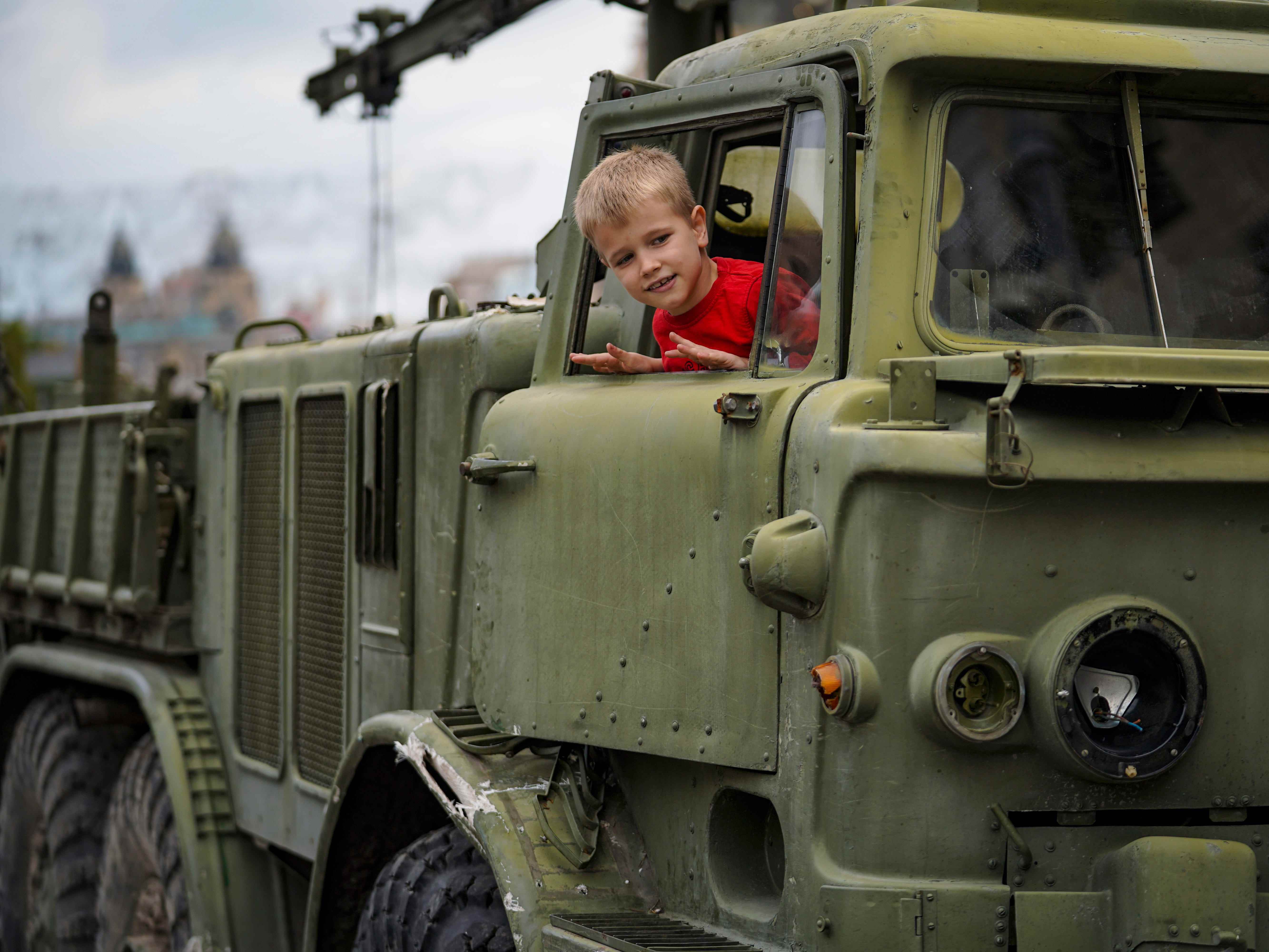 Gepanzerte russische Militärfahrzeuge, die von der ukrainischen Armee zerstört wurden, werden am Vorabend des 
