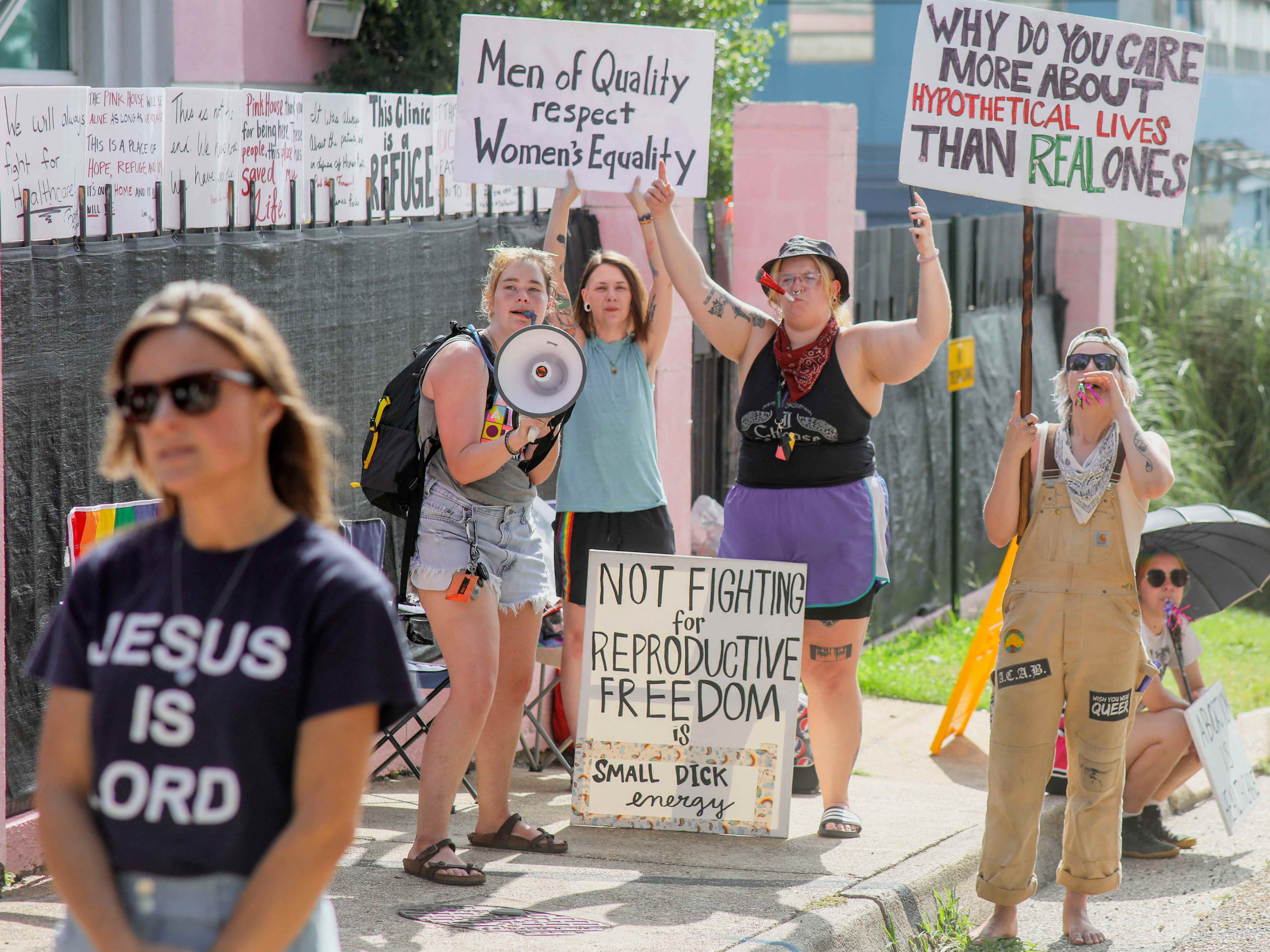 Demonstranten von Pro Life und Pro Choice singen vor der Jackson Women's Health Organization in Jackson, Mississippi.