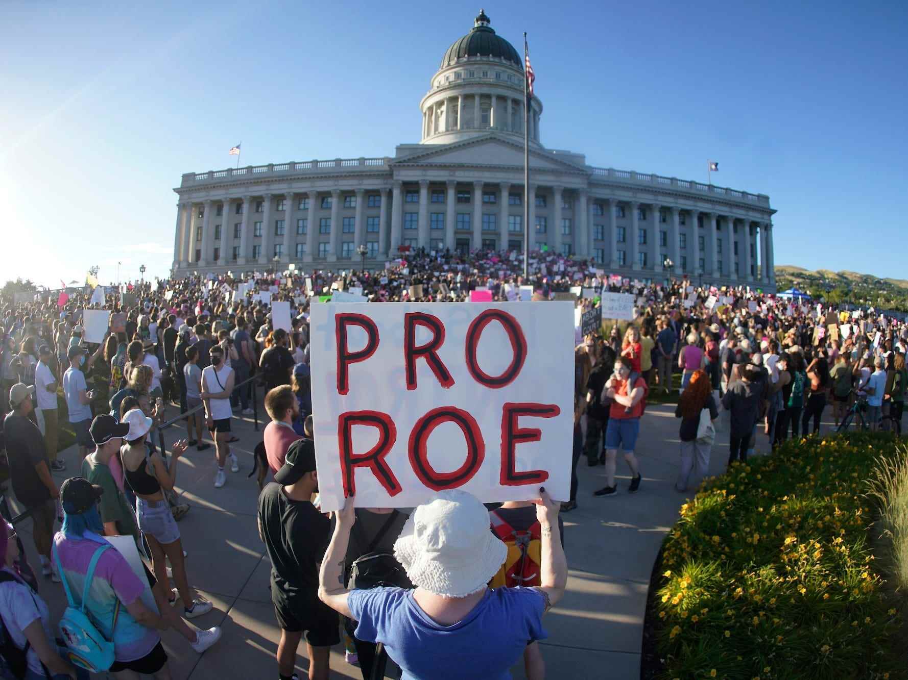 Menschen nehmen an einem Protest gegen Abtreibungsrechte im Utah State Capitol in Salt Lake City teil, nachdem der Oberste Gerichtshof Roe gegen Wade am 24. Juni 2022 aufgehoben hatte. Ein Richter in Utah blockierte am Montag, den 27. Juni 2022, vorübergehend die nahezu vollständige Abtreibung dieses Staates Verbot, nachdem Planned Parenthood dort ein Auslösegesetz angefochten hat, das enge Ausnahmen enthält