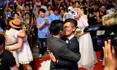 Ein schwules Paar küsst sich während einer Massenhochzeit vor dem Präsidentenpalast in Taipeh.  Taiwan ist das einzige Land in Asien, das die gleichgeschlechtliche Ehe gesetzlich anerkennt.