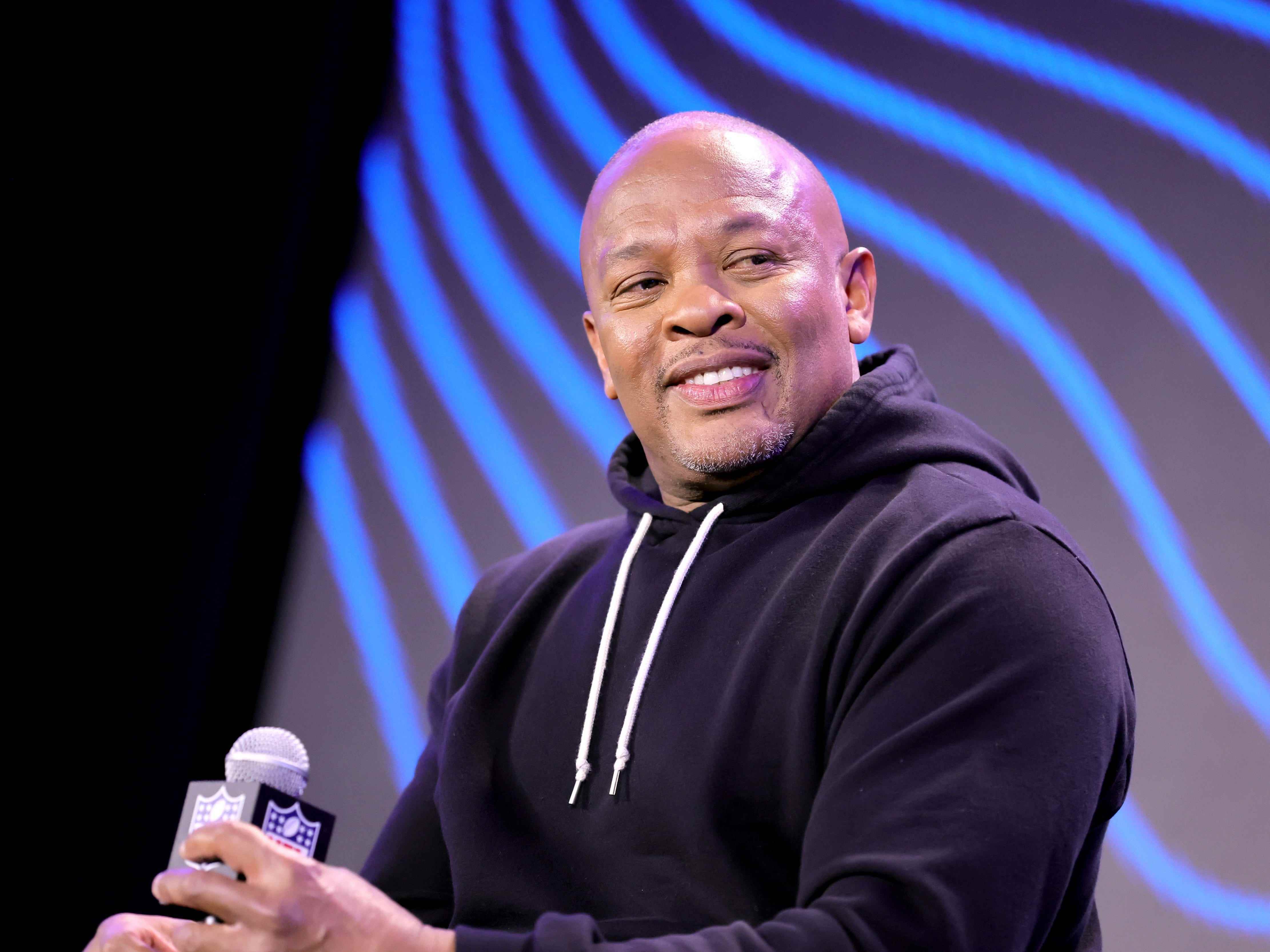 Dr. Dre spricht während der Pepsi Super Bowl LVI Halftime Show-Pressekonferenz im Februar 2022.